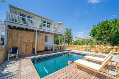 Image de Pet Friendly with a new pool, outdoor space and 4 bedrooms! Great location within walking sitance to 96th Street shopping and activities.