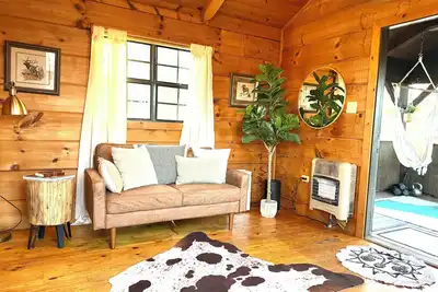 Image de Cozy cabin in the woods! Pets welcome!