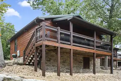 Image de Cozy Lake Front Cabin23, Resort Pool, HotTub, Fire Pit, Kayaks, Pickle Ball, Trails! !