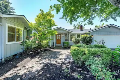 Image de 5-bedroom/3 bath home just 5 minutes to University of Oregon, patio/hot tub