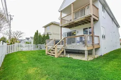 Image de Beautiful 4 bedroom shore home with sunset bay views.