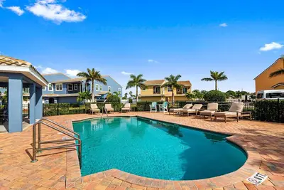 Image de Indian Harbour Beach Escape – Balcony Views, Tropical Patio, Pool & Fire Pit Fun! 🌴