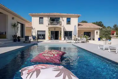 Image de Maison de vacances 'Maison De Vacances Carsac-de-Gurson' avec piscine partagée, terrasse et jardin
