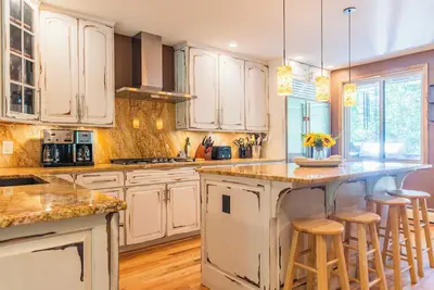 Image de New! Huge Ski House Central to 5+ Ski Resorts and Main Street