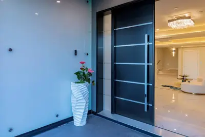 Image de Luxurious Mansion West Van Home with Stunning View