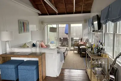 Image de Bright airy Fair Harbor home with ocean views steps from the soft sandy beach