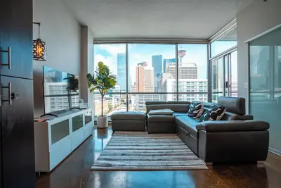 Image de Luxe 2 Bd condo downtown-free parking\nwalking distance to all amenities!