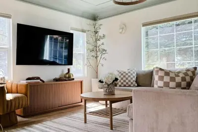 Image de Pet Friendly-Private Hot tub! Fresh Remodel! Arcades! Grass Yard! Walk 2 Lake!