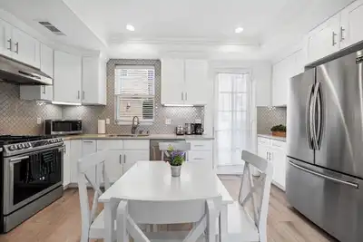 Image de Gracious Modern 3b3b Townhome - 7 mins walk to Pcc