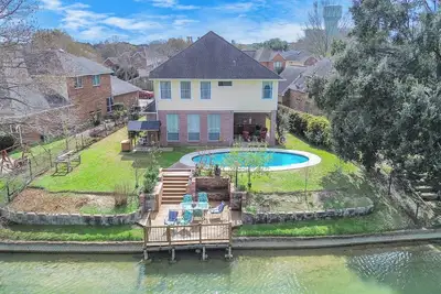 Image de Retreat in Luxury Lakefront Home w/ Pool & Dock - Family Friendly - Sleeps 9