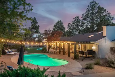 Image de Heated pool open year round, Sleeps 14, 5 Bedroom/9 beds, Hot Tub, Bbq, Bb court