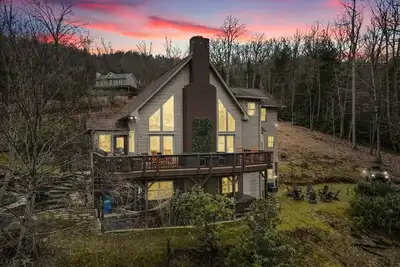 Image de Spacious Lodge with Hot Tub, Firepit, Game Room