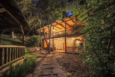 Image de Huge Lakeside Cabin with 2 Fireplaces & Hot Tub