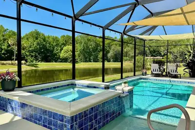 Image de 4 Bedroom Luxury Home w/Pool & Golf Cart in The Villages / Fantastic Location!