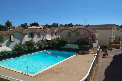 Image de T2 cabine climatisé avec piscine, parking privé, proche port et commerces, idéal 4-5 pers.