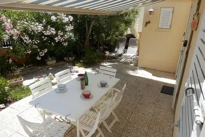 Image de Maison de Plain-Pied à Gruissan - T3 Confortable, 200m Plage, Terrasse Fleurie, Parking Privé, 4-6 Pers
