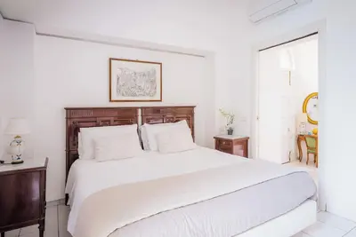 Image de Independent apartment in historic center, nestled in Sorrento garden
