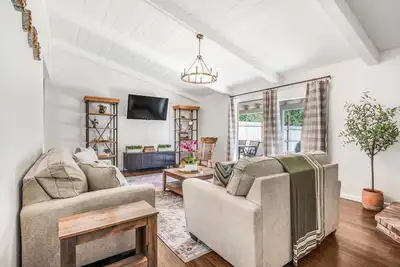 Image de Modern Valley Oasis! Pet-friendly & Walkable to Dt