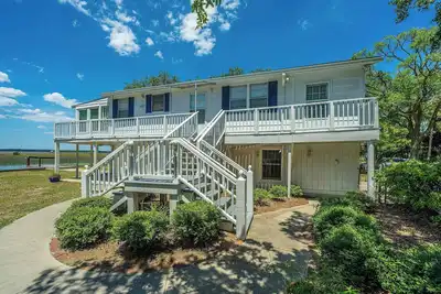 Image de 🌊 Seaside Charm at Folly Beach – Cozy 1br Cottage with Private Dock 🏡