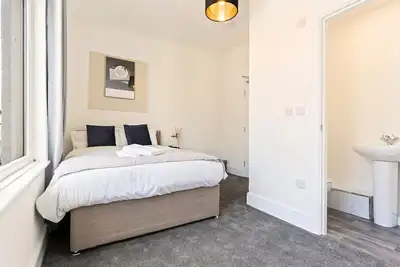 Image de Suite #4 w/ En-Suite Shower, SmartTV & FreeParking