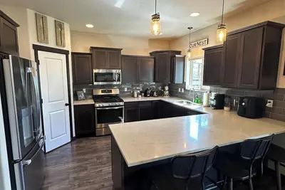 Image de Beautiful 4bd 2. 5 bath home close to everything!