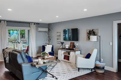 Image de Cheerful 4bed, 2bath deck w/ city views PetFriendly!