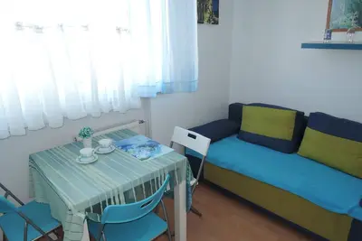 Image de Studio pour 3 personnes proche de la mer.