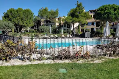 Image de T2 Plein Sud, sur le Golf de Pont Royal. Piscine. Jardinet