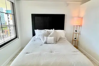 Image de Furnished Studio – 1, 650/Month Indoor Pool 2 Blocks from Ummc