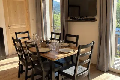 Image de Appartement cosy avec vue sur les montagnes. Refait Ă neuf dans villa