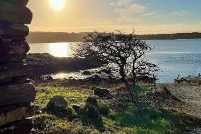Image de Seaside Lodge set on 16 acres of woodland paths, shoreline & wild beauty.