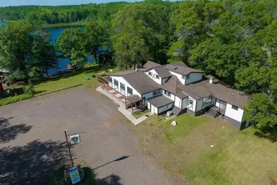 Image de 6 Bed\/4 Bath, Resort\/Lodge On Lake In Spooner! Enjoy Lake Life, Fishing & Trails