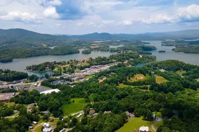 Image de Remodeled Mountain Cabin Over looking Lake Chatuge.