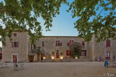 Image de GĂŽTE Le Laurier Rose au milieu des vignes a 10min du centre de vallon