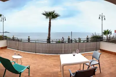 Image de Appartement en front de mer avec terrasse panoramique surplombant le château
