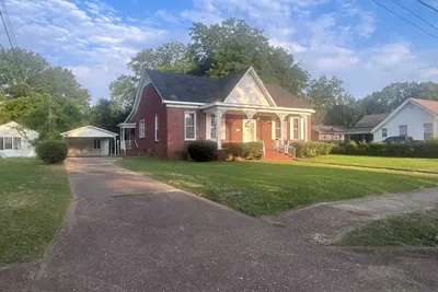 Image de Massive Grenada Brick Home: Perfect Spring Games. Close to Downtown
