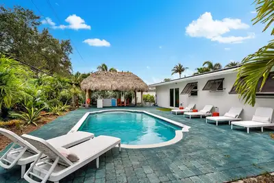 Image de Eccentric home with pool, tiki hut & outdoor kitchen