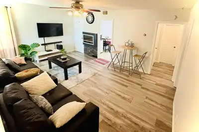 Image de Beautiful house//self check in//7 mins to Yeg Airport