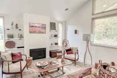 Image de No. 1 Pinot Modern Cottage Heart of the Geneva Vineyards