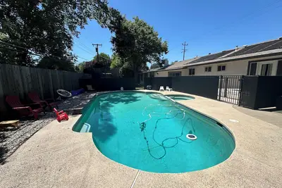 Image de Pool Relaxation & A Good Time- 4 bedroom sleeps 8