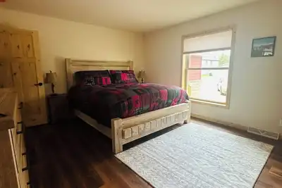 Image de Brand New 3-bedroom cottage with WiFi and Ac in enchanting Downtown Eagle River