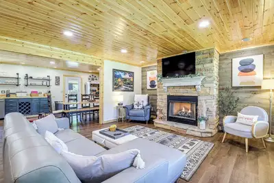 Image de Family Sevierville Cottage w/ Game Room & Hot Tub!