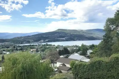 Image de Cedar Post and Beam in the heart of Okanagan Wine Country. Pets Ok.