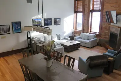 Image de Historic Schoolhouse | Hot tub | Accessible