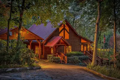 Image de Story Book Cabin with Mountain Views, Game Cave, Hot Tub and Close to Downtown