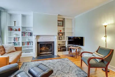Image de Walk to Old Town: Chic Alexandria Abode w/ Patio!