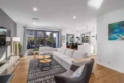 Image de Amazing New Modern House w/Parking, 5min from Cbd, Sleeps 11, Large Modern house w/parking, 5 min dr