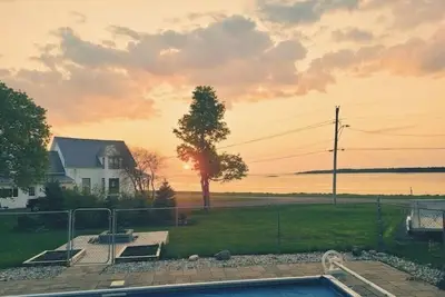 Image de Waterview gem, steps to the shore w/ private pool