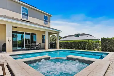 Image de Movie Room/Beautiful furnishings/Air Hockey/Private Pool and Tub/10 Mins Disney