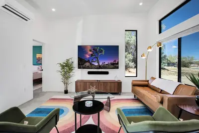 Image de Modern luxury \/ hot tub \/ 75\" tv \/ bbq \/ views